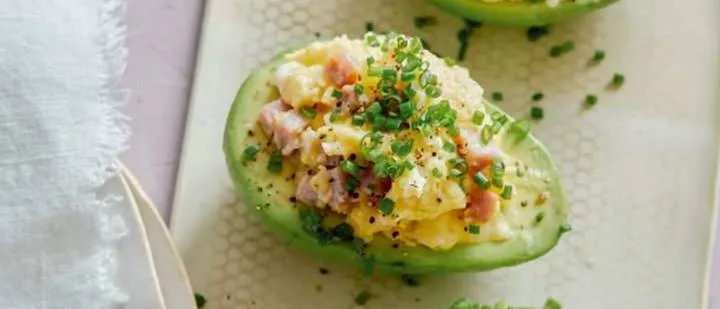 Uova sode con avocado